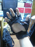 ボロボロになったメッシュハーフグローブ