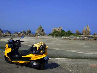 橋杭岩にてSKYWAVE250 TYPE M